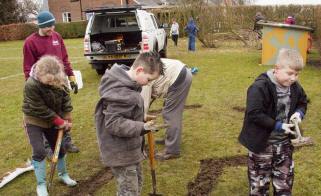 Buidling a living willow twigloo at Bedfield School